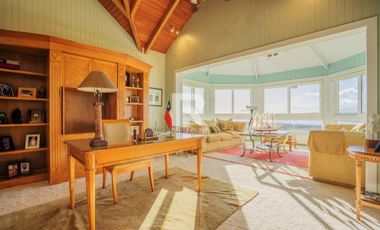 MAGNÍFICA CASA ORILLA LAGO LLANQUIHUE FRENTE VOLCÁN OSORNO