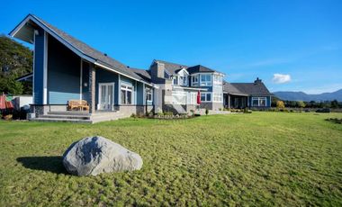 MAGNÍFICA CASA ORILLA LAGO LLANQUIHUE FRENTE VOLCÁN OSORNO