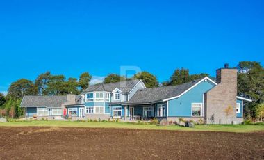 MAGNÍFICA CASA ORILLA LAGO LLANQUIHUE FRENTE VOLCÁN OSORNO