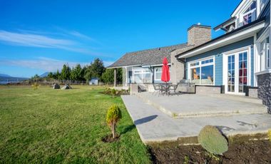 MAGNÍFICA CASA ORILLA LAGO LLANQUIHUE FRENTE VOLCÁN OSORNO