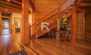 MAGNÍFICA CASA ORILLA LAGO LLANQUIHUE FRENTE VOLCÁN OSORNO