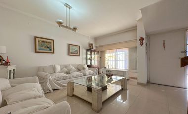 Casa en venta en Lanús Este con patio y piscina