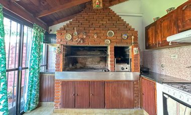 Casa en venta en Lanús Este con patio y piscina