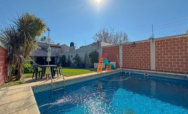 Casa en venta en Lanús Este con patio y piscina