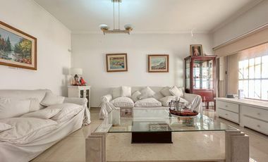 Casa en venta en Lanús Este con patio y piscina
