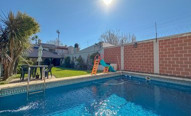 Casa en venta en Lanús Este con patio y piscina