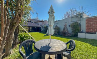 Casa en venta en Lanús Este con patio y piscina
