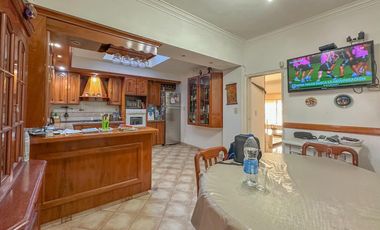 Casa en venta en Lanús Este con patio y piscina