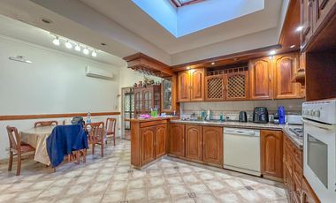 Casa en venta en Lanús Este con patio y piscina