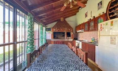 Casa en venta en Lanús Este con patio y piscina