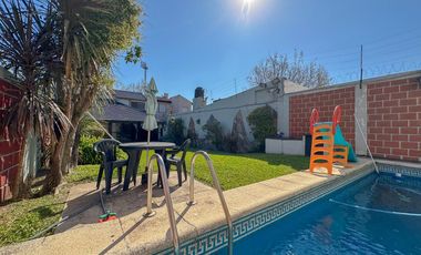 Casa en venta en Lanús Este con patio y piscina