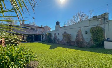 Casa en venta en Lanús Este con patio y piscina