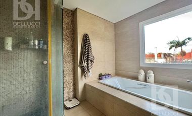 Casa de 6 ambiente en VENTA en barrio Güemes