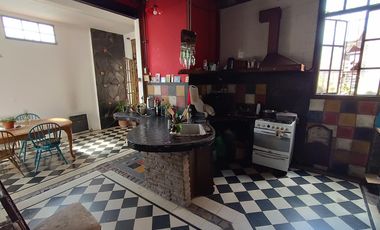Casa de estilo refaccionada, 466m2 cub en dos plantas