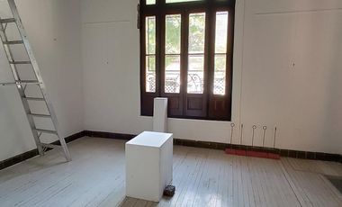 Casa de estilo refaccionada, 466m2 cub en dos plantas