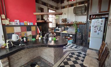 Casa de estilo refaccionada, 466m2 cub en dos plantas
