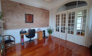 Casa de estilo refaccionada, 466m2 cub en dos plantas