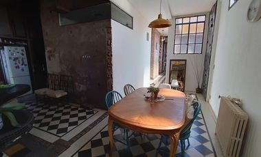 Casa de estilo refaccionada, 466m2 cub en dos plantas