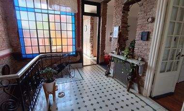 Casa de estilo refaccionada, 466m2 cub en dos plantas