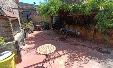 Casa de estilo refaccionada, 466m2 cub en dos plantas