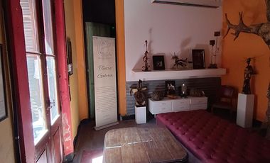 Casa de estilo refaccionada, 466m2 cub en dos plantas