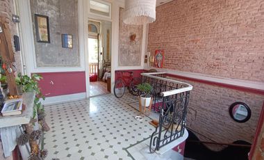 Casa de estilo refaccionada, 466m2 cub en dos plantas