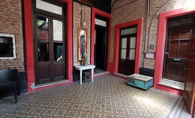 Casa de estilo refaccionada, 466m2 cub en dos plantas