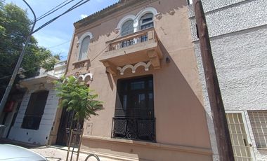 Casa de estilo refaccionada, 466m2 cub en dos plantas