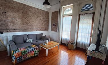 Casa de estilo refaccionada, 466m2 cub en dos plantas