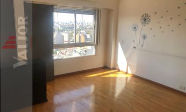 Departamento de 4 ambientes en duplex con terraza propia y cochera