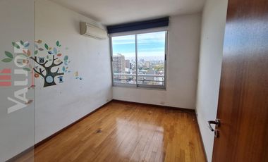 Departamento de 4 ambientes en duplex con terraza propia y cochera