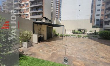 Departamento de 4 ambientes en duplex con terraza propia y cochera