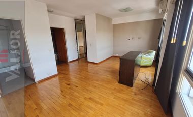 Departamento de 4 ambientes en duplex con terraza propia y cochera