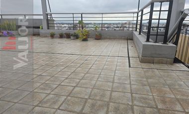 Departamento de 4 ambientes en duplex con terraza propia y cochera