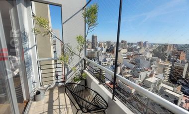 Departamento de 4 ambientes en duplex con terraza propia y cochera