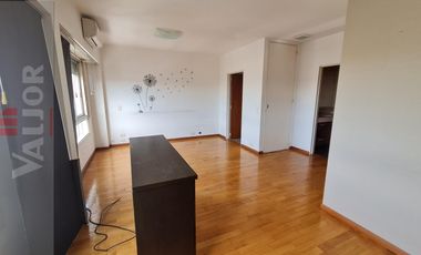 Departamento de 4 ambientes en duplex con terraza propia y cochera