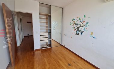 Departamento de 4 ambientes en duplex con terraza propia y cochera