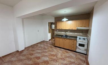 DEPARTAMENTO EN ALQUILER SOBRE AVENIDA