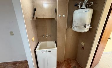 DEPARTAMENTO EN ALQUILER SOBRE AVENIDA