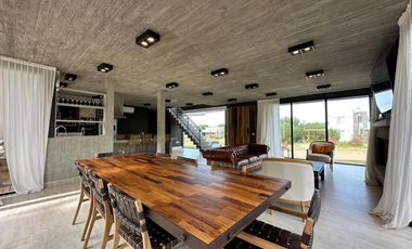 Casa en venta - 5 Dormitorios 2 Baños - Pinamar