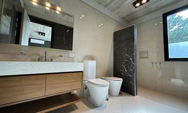 Casa en venta - 5 Dormitorios 2 Baños - Pinamar