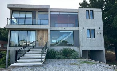 Casa en venta - 5 Dormitorios 2 Baños - Pinamar