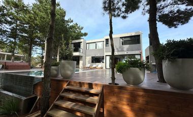 Casa en venta - 5 Dormitorios 2 Baños - Pinamar