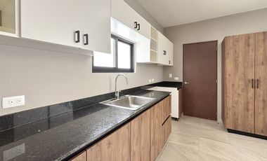 Casa en venta en Verna Conkal en Mérida de 2 plantas 3 recámaras equipada