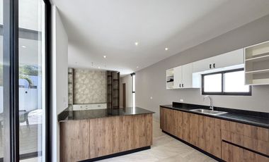 Casa en venta en Verna Conkal en Mérida de 2 plantas 3 recámaras equipada