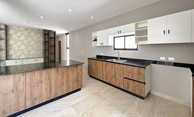 Casa en venta en Verna Conkal en Mérida de 2 plantas 3 recámaras equipada