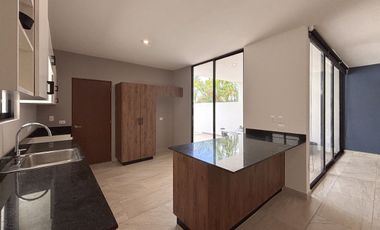 Casa en venta en Verna Conkal en Mérida de 2 plantas 3 recámaras equipada