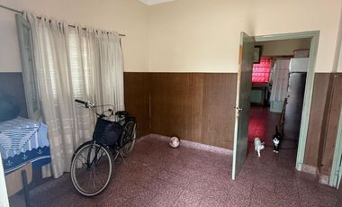VENTA DE CASA CON AMPLIO TERRENO - PILAR