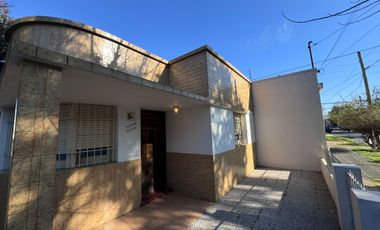 Venta casa 3 ambientes con patio y cochera