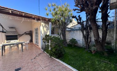 Venta casa 3 ambientes con patio y cochera